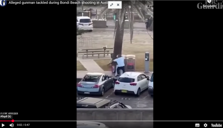 Den Korte Avis | To terrorister skød og dræbte mindst 12 ved jødisk festival på strand i Australien – her bliver en af dem afvæbnet af modig mand