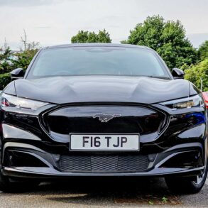 Ford parkerer største­delen af sin flåde af elbiler