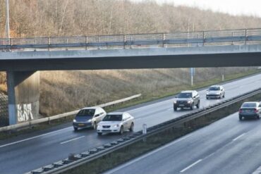 Tidlig fredag morgen blev bilist stoppet på motorvej af falsk betjent med onde hensigter