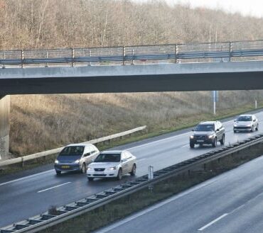 Tidlig fredag morgen blev bilist stoppet på motorvej af falsk betjent med onde hensigter