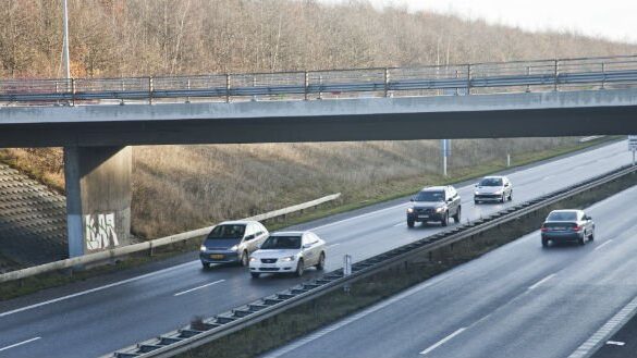Tidlig fredag morgen blev bilist stoppet på motorvej af falsk betjent med onde hensigter