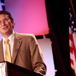 – NATO, et levn fra den kolde krig, der subsidierer socialistiske lande i Europa