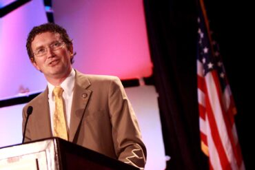 – NATO, et levn fra den kolde krig, der subsidierer socialistiske lande i Europa