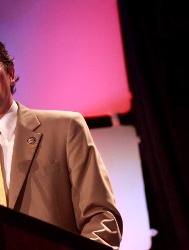 – NATO, et levn fra den kolde krig, der subsidierer socialistiske lande i Europa