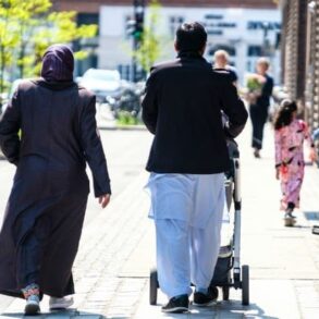 Den Korte Avis | 52-årig mand efterlod kone og fire børn i Syrien, fordi de skulle genopdrages – dommeren lod ham slippe meget billigt