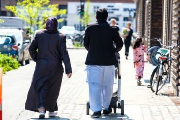 Den Korte Avis | 52-årig mand efterlod kone og fire børn i Syrien, fordi de skulle genopdrages – dommeren lod ham slippe meget billigt