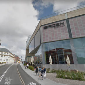 Den Korte Avis | 60-årig overfaldet af større gruppe ‘unge’ ved shoppingcenter i Esbjerg – nu leder politiet efter to særlige drenge