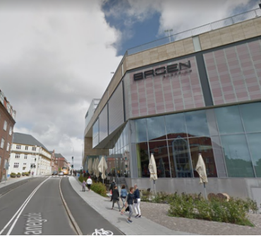 Den Korte Avis | 60-årig overfaldet af større gruppe ‘unge’ ved shoppingcenter i Esbjerg – nu leder politiet efter to særlige drenge