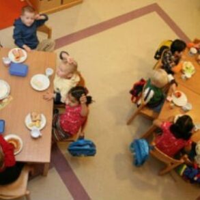 Den Korte Avis | Ansat i børnehave i Horsens bar kasket, hvor der stod Palæstina – nu stiller DF forslag, der skal sikre politisk neutralitet i arbejdstiden