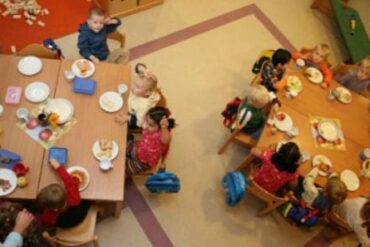 Den Korte Avis | Ansat i børnehave i Horsens bar kasket, hvor der stod Palæstina – nu stiller DF forslag, der skal sikre politisk neutralitet i arbejdstiden