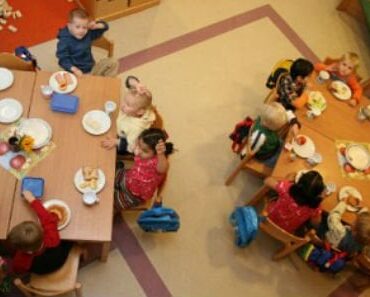 Den Korte Avis | Ansat i børnehave i Horsens bar kasket, hvor der stod Palæstina – nu stiller DF forslag, der skal sikre politisk neutralitet i arbejdstiden