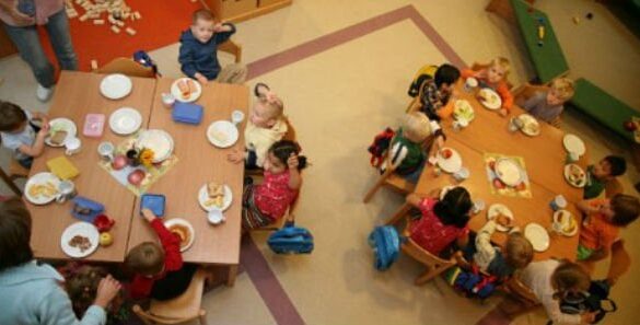 Den Korte Avis | Ansat i børnehave i Horsens bar kasket, hvor der stod Palæstina – nu stiller DF forslag, der skal sikre politisk neutralitet i arbejdstiden