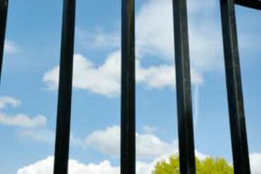 Den Korte Avis | Bagmand styrede narkoring fra fængsel og importerede langt over et kvart tons amfetamin – kan nu se frem til en kvart menneskealder bag tremmer