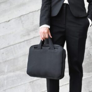 Den Korte Avis | Han sagde, han var fra ‘banken’, og så gav hun ham sit hævekort og smykker