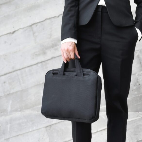 Den Korte Avis | Han sagde, han var fra ‘banken’, og så gav hun ham sit hævekort og smykker