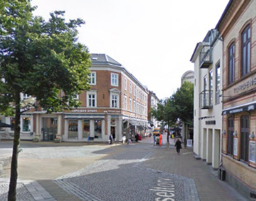 Den Korte Avis | Kolding: Mand stak betjent i maven med isoleringskniv – nu er han udvist af Danmark