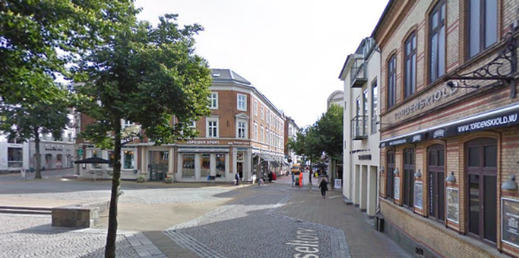 Den Korte Avis | Kolding: Mand stak betjent i maven med isoleringskniv – nu er han udvist af Danmark