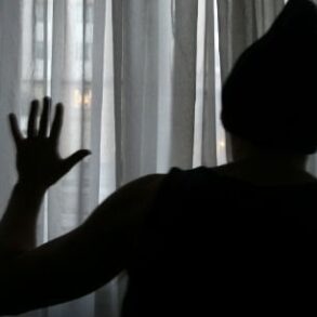 Den Korte Avis | Kontakt politiet, hvis du er kvinde og pludselig kan mærke en hånd på din krop medens du sover – det er ikke noget du drømmer