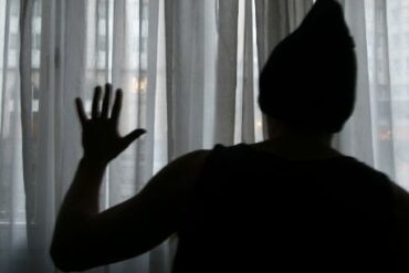 Den Korte Avis | Kontakt politiet, hvis du er kvinde og pludselig kan mærke en hånd på din krop medens du sover – det er ikke noget du drømmer