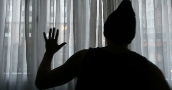 Den Korte Avis | Kontakt politiet, hvis du er kvinde og pludselig kan mærke en hånd på din krop medens du sover – det er ikke noget du drømmer