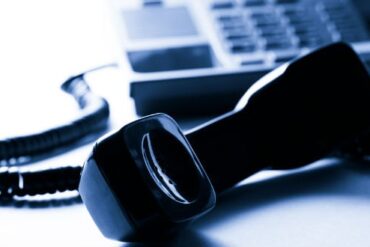 Den Korte Avis | Manden sagde, at han var fra banken, men da kvinden kaldte ham en svindler, skete der pludselig noget