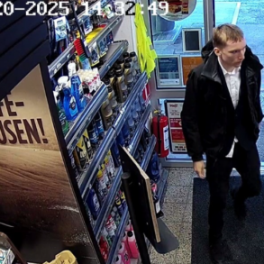 Den Korte Avis | Politiet efterlyser nu en ung mand, der mistænkes for at have deltaget i flere bedragerisager over for ældre medborgere