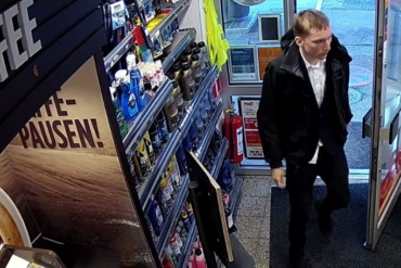 Den Korte Avis | Politiet efterlyser nu en ung mand, der mistænkes for at have deltaget i flere bedragerisager over for ældre medborgere