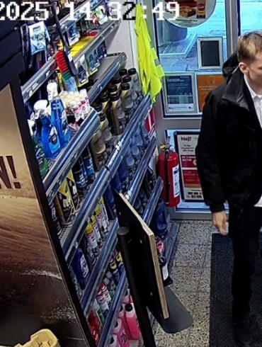 Den Korte Avis | Politiet efterlyser nu en ung mand, der mistænkes for at have deltaget i flere bedragerisager over for ældre medborgere