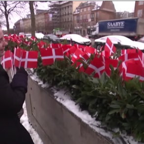 Den Korte Avis | USA’s ambassade fjernede 44 dannebrogsflag, der ærede dræbte danske soldater – det ville danskerne ikke finde sig i