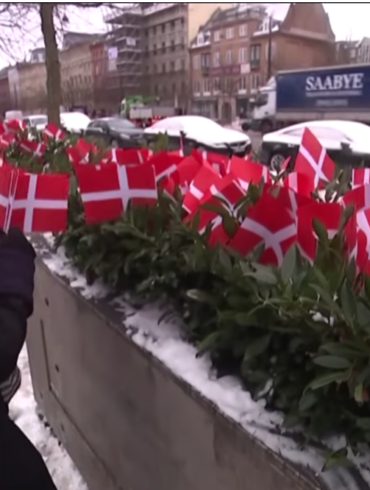 Den Korte Avis | USA’s ambassade fjernede 44 dannebrogsflag, der ærede dræbte danske soldater – det ville danskerne ikke finde sig i