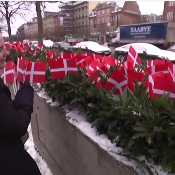 Den Korte Avis | USA’s ambassade fjernede 44 dannebrogsflag, der ærede dræbte danske soldater – det ville danskerne ikke finde sig i