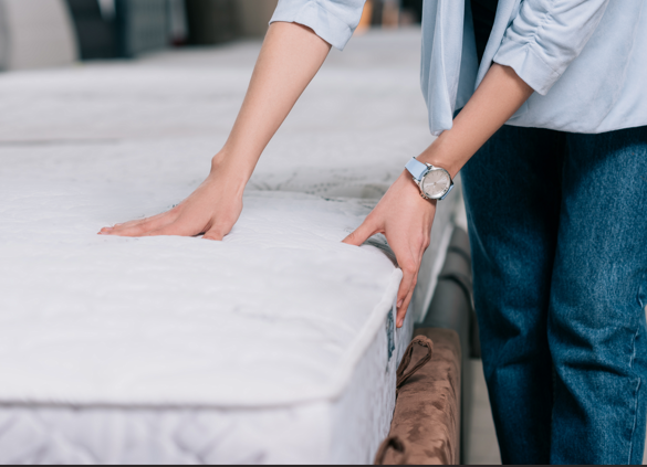 Far og mor gjorde rent på 17-årig drengs værelse – så fandt de noget, der fik dem til at kontakte politiet