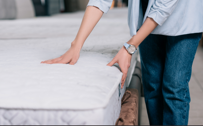 Far og mor gjorde rent på 17-årig drengs værelse – så fandt de noget, der fik dem til at kontakte politiet