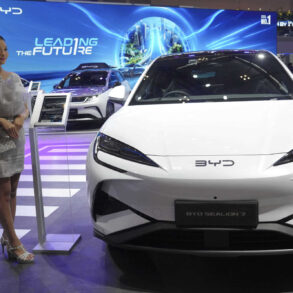 Kinas BYD vil overhale Tesla som verdens største elbilsælger