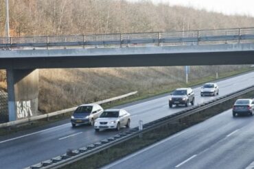 Tidlig fredag morgen blev bilist stoppet på motorvej af falsk betjent med onde hensigter