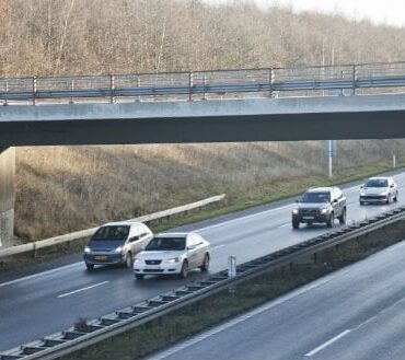 Tidlig fredag morgen blev bilist stoppet på motorvej af falsk betjent med onde hensigter