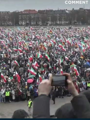 Den Korte Avis | 250.000 demonstrerede i München til støtte for oprøret i Iran, og shahens søn Reza Pahlavi talte – men hvor var medierne?