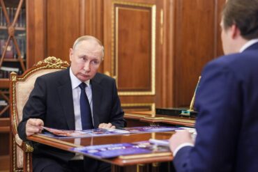 Den Korte Avis | Desperationen melder sig: Presset Putin har stadig større vanskeligheder med at finansiere sin krig