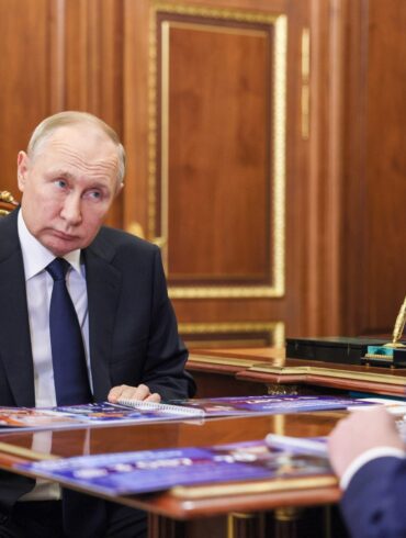 Den Korte Avis | Desperationen melder sig: Presset Putin har stadig større vanskeligheder med at finansiere sin krig