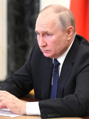 Den Korte Avis | Fire års angreb på Ukraine og 325.000 døde russiske soldater – Putins hær står i stampe og problemerne vokser