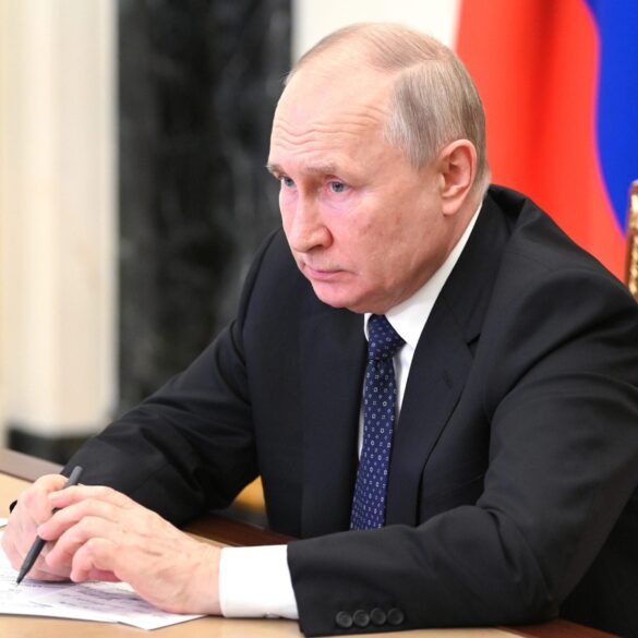 Den Korte Avis | Fire års angreb på Ukraine og 325.000 døde russiske soldater – Putins hær står i stampe og problemerne vokser