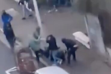 En amatørvideo, der viste angrebet fra venstrefløjsbøller, blev sendt på tv.