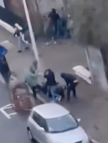 En amatørvideo, der viste angrebet fra venstrefløjsbøller, blev sendt på tv.