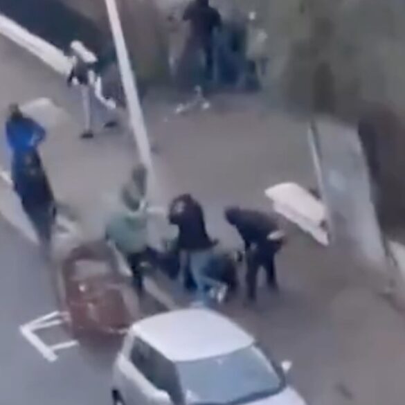 En amatørvideo, der viste angrebet fra venstrefløjsbøller, blev sendt på tv.