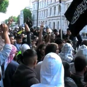 Den Korte Avis | Politiet ringede til Tommy Robinson og fortalte ham, at Islamisk Stat har udpeget ham som terrormål