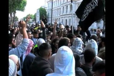 Den Korte Avis | Politiet ringede til Tommy Robinson og fortalte ham, at Islamisk Stat har udpeget ham som terrormål