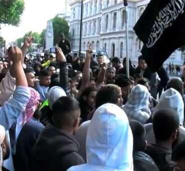 Den Korte Avis | Politiet ringede til Tommy Robinson og fortalte ham, at Islamisk Stat har udpeget ham som terrormål