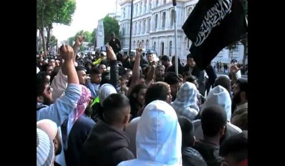 Den Korte Avis | Politiet ringede til Tommy Robinson og fortalte ham, at Islamisk Stat har udpeget ham som terrormål