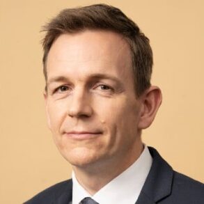 Den Korte Avis | Udlændingeminister Rasmus Stoklund: Skærpet kontrol med ansøgninger om landbrugspraktik fra Uganda – der er mistanke om snyd