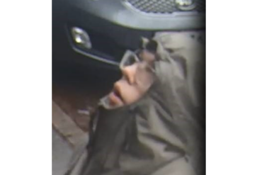 Han er mistænkt for at snyde tre forskellige til at udlevere deres hævekort